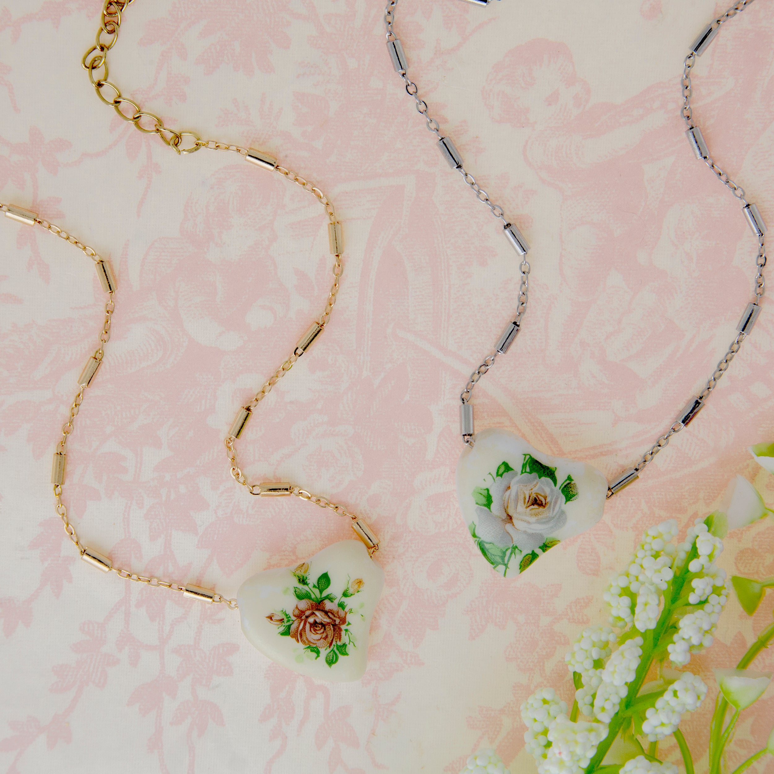 1928 Jewelry 85' Porcelain Heart & Rose Pendant Necklace 15" + 3" Extension